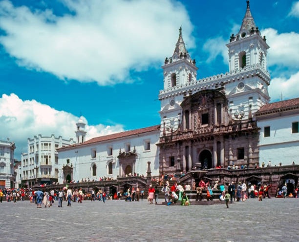 Plaza and church de San Francisco in Quito